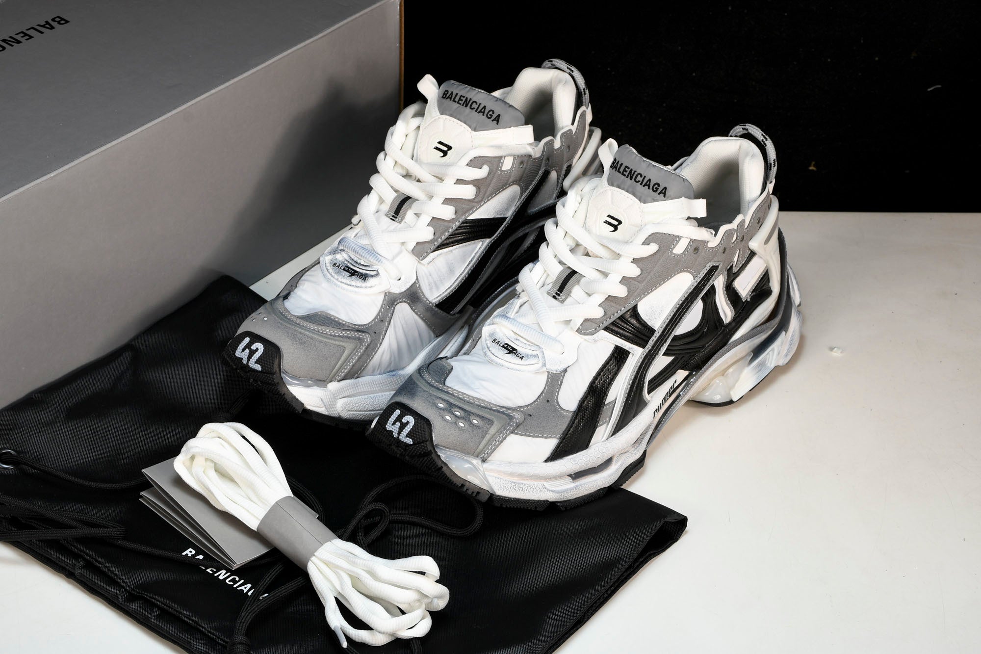 Runner 'White Black Grey'