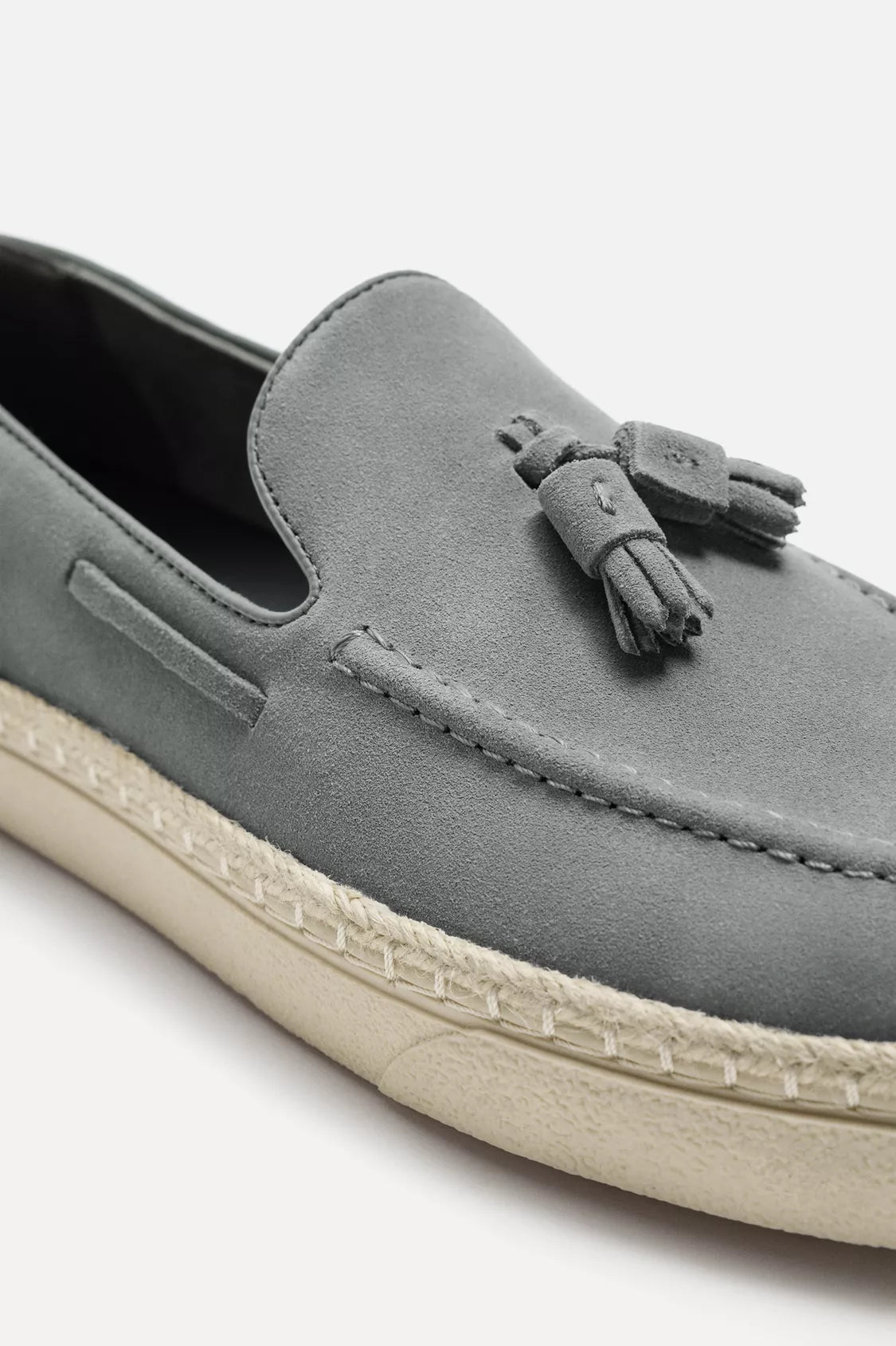 CASUAL LEATHER LOAFERS WITH TASSELS